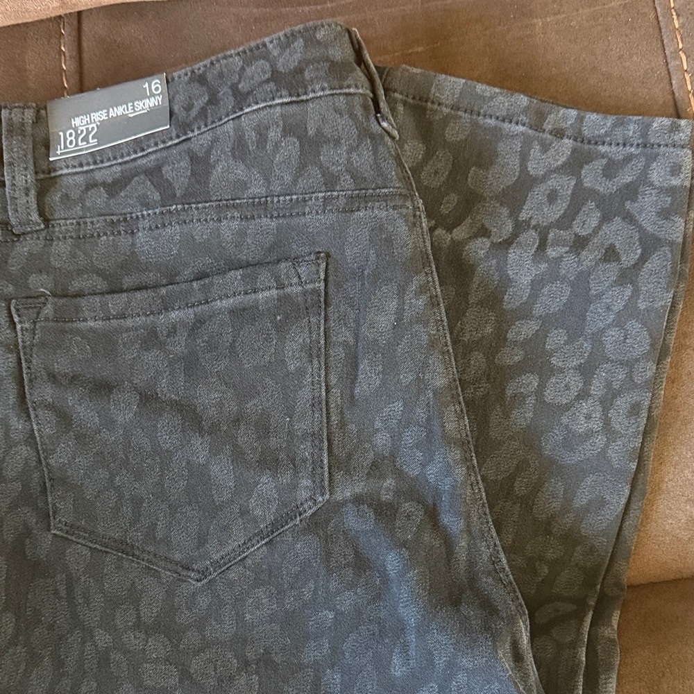 High-Rise Ankle Skinny Jeans in Black Animal Print - Picture 5 of 6